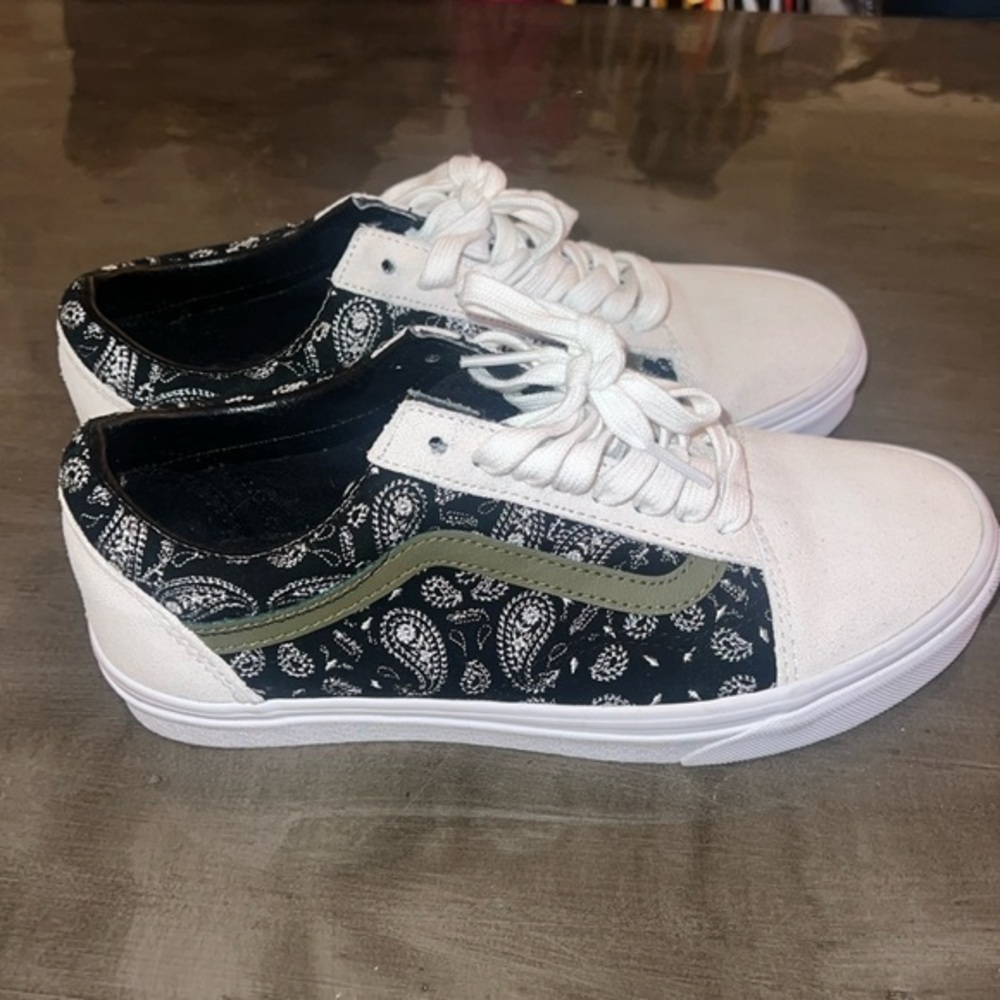VANS. Green black white paisley print. Size 8. Like New - Picture 2 of 5
